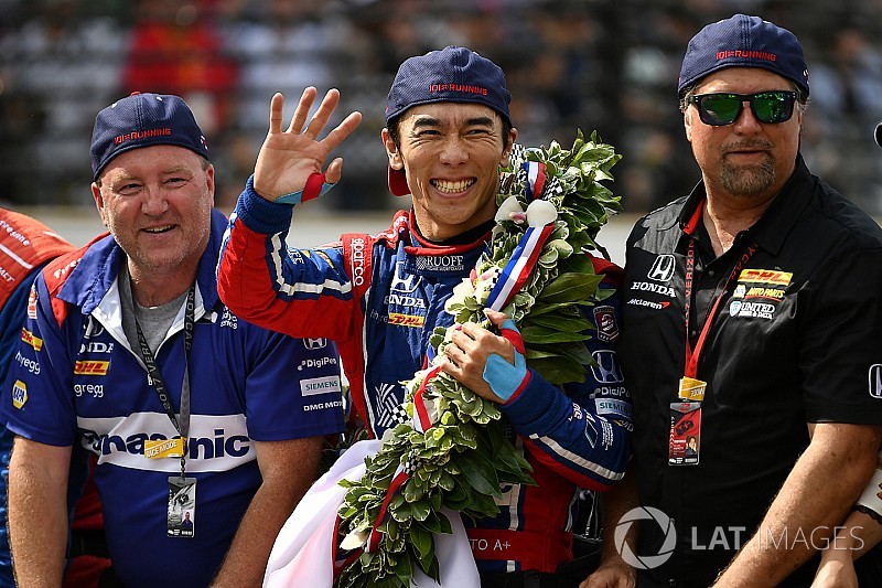佐藤琢磨、丸の内のスポーツイベントに登場! カートのデモラン実施