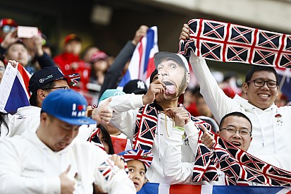 Hamilton feltűnő megjelenése a repülőtéren