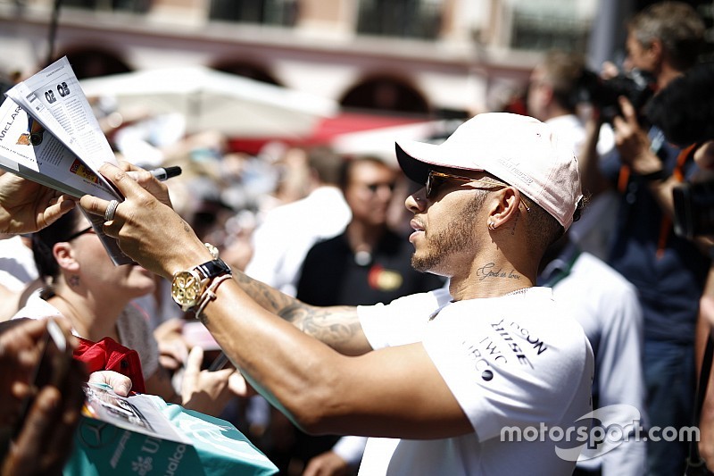 İmzalı Lewis Hamilton fotoğrafına sahip olmak ister misiniz?