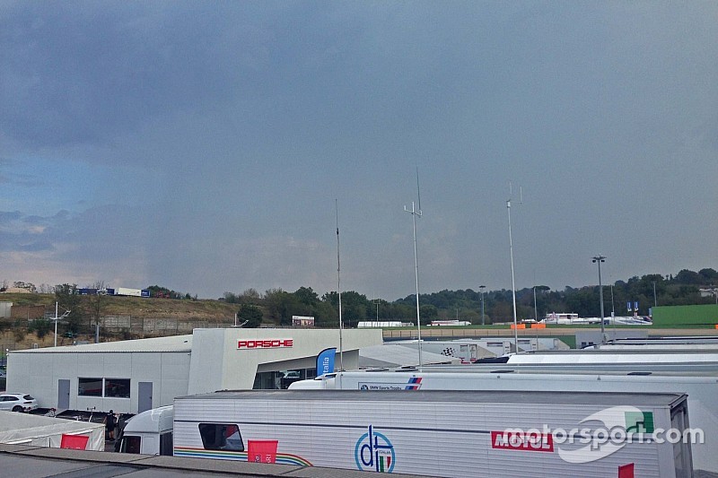 Una leggera pioggia inizia a cadere sul paddock di Vallelunga