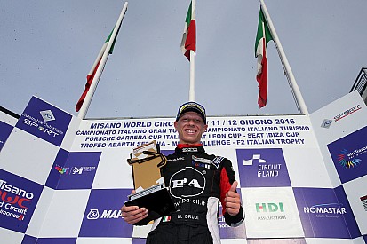 Mattia Drudi sul gradino più alto del podio di Gara 2 nella Carrera Cup Italia