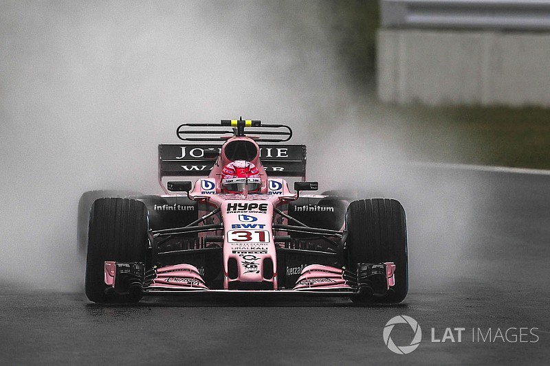 Onboard videó, ahogy Ocon nyomja neki a vizes pályán Suzukában
