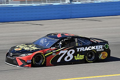 Martin Truex Jr. vence a Kyle Larson por la pole de Phoenix