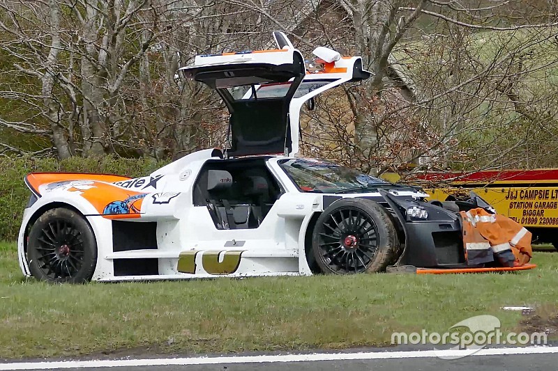 Crash: Gumpert Apollo eindigt in greppel op eerste dag Gumball 3000