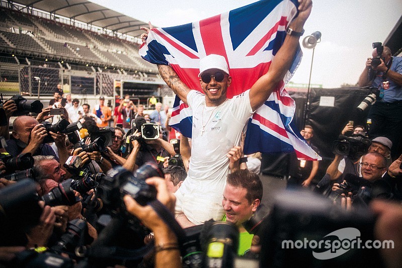 Hamilton yeni tarzıyla Paris'te görüntülendi