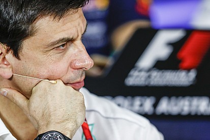 Вольф предсказал острое противостояние Mercedes и Ferrari