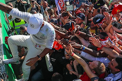 Ferraris sapkákat is aláírattak Hamiltonnal