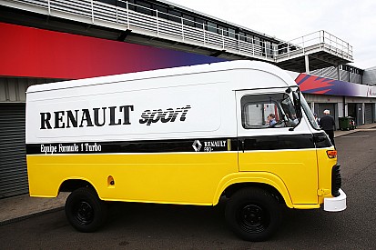 Две машины и милый фургон: Renault отмечает 40 лет в Ф1