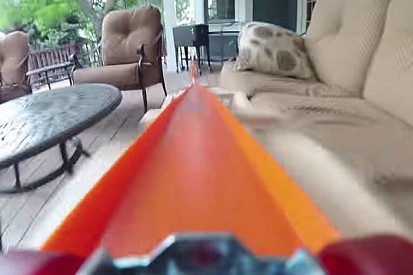 Video: Hot-Wheels-Strecke im Garten