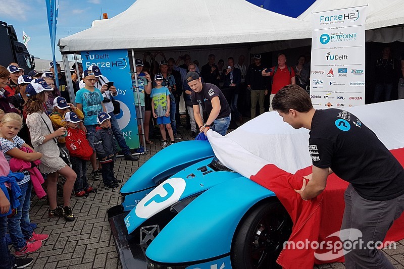 Studenten TU Delft onthullen racewagen op waterstof
