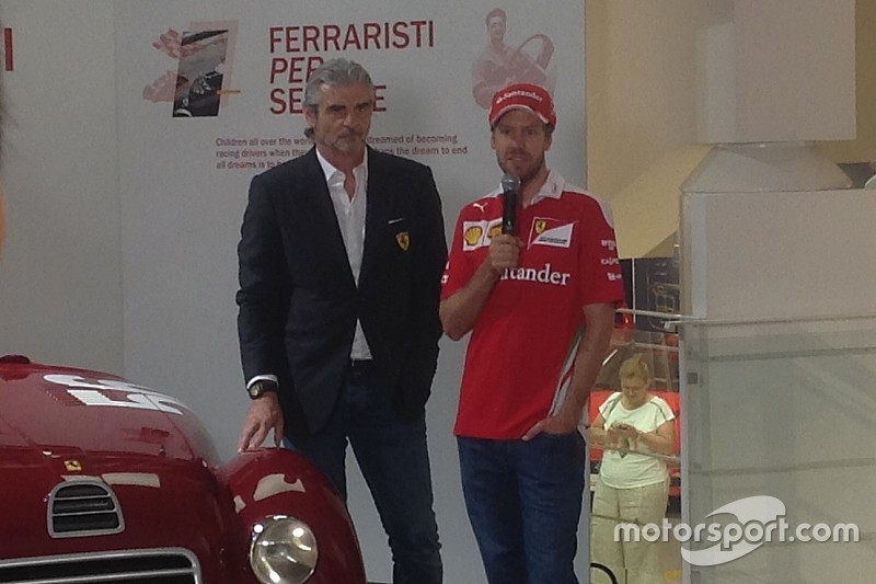 Vettel inaugura a Maranello la mostra