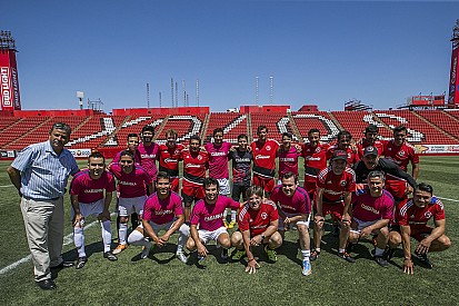Checo Pérez juega con equipo profesional de futbol mexicano