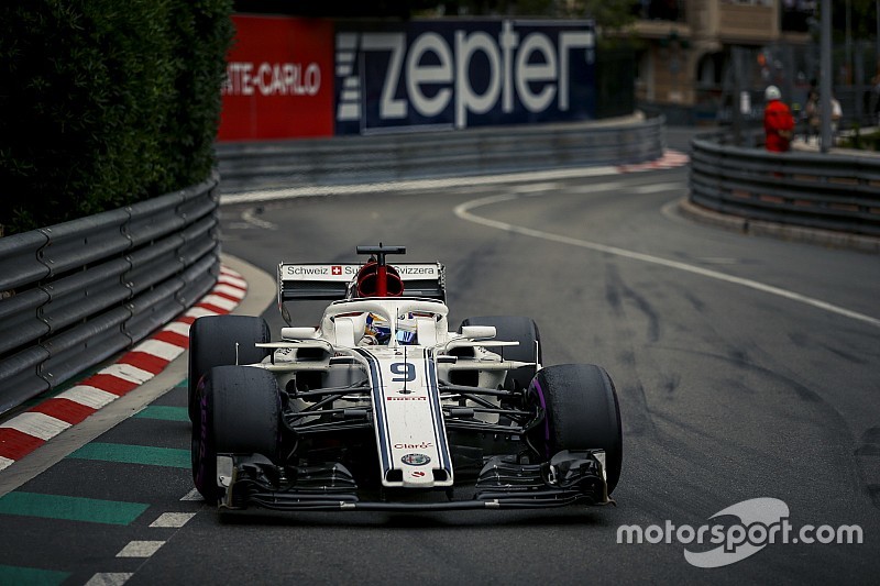 Amikor egy F1-es versenyző szikrákkal az arcában versenyez