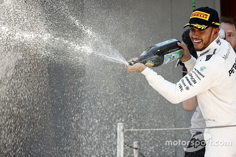 Em GP “cansativo”, Hamilton exalta estratégia da Mercedes