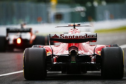 Videón, ahogy Räikkönen a falban köt ki a Ferrarival Suzukában