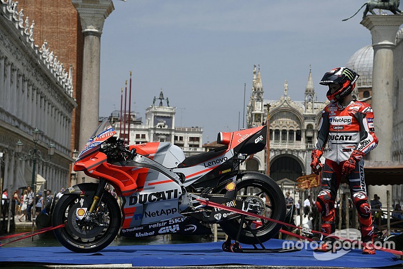 Fotogallery MotoGP: Ducati-Lorenzo show tra i canali di Venezia