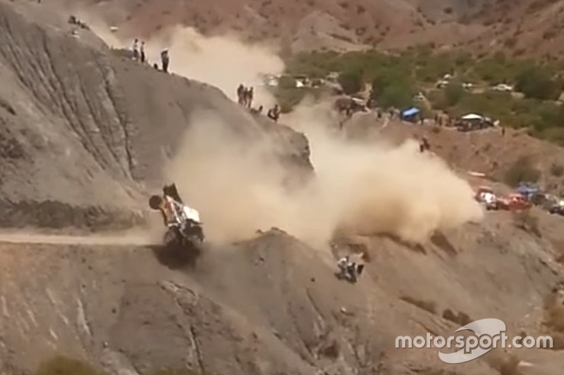 Video: Der wilde Crash von Carlos Sainz bei der Rallye Dakar