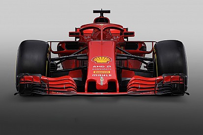 Відео: наклеювання логотипів на новий болід Ф1 Ferrari