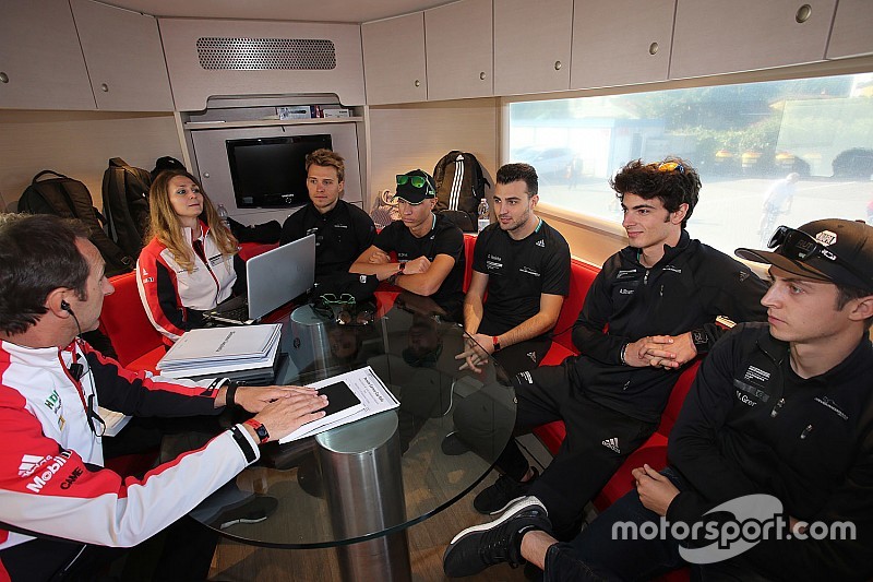 Briefing time per i piloti dello Scholarship Programme