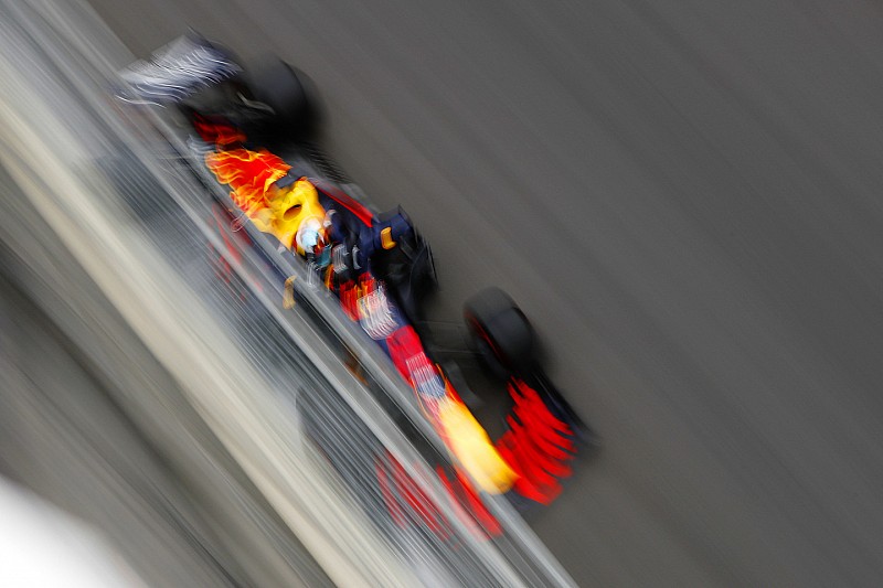 Гонщиків Red Bull зобов'язали перепросити співробітників за аварію