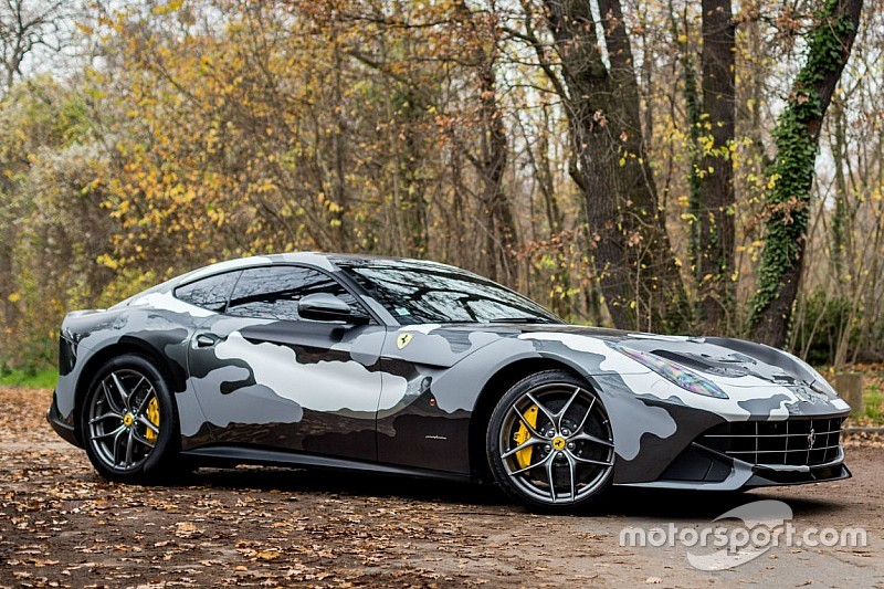 Photos - Une Ferrari F12berlinetta en mode camouflage
