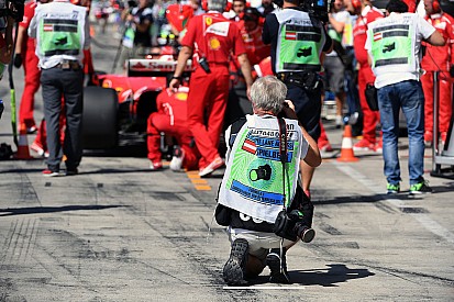 Räikkönen tuvo que esquivar un fotógrafo en el pitlane