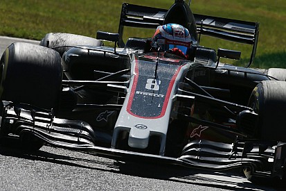 A Haas célja: fél másodpercre a Ferraritól