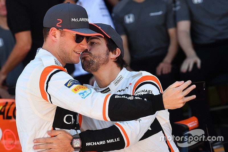Офіційний твіттер Ф1 жартома привітав гонщиків McLaren із Днем святого Валентина