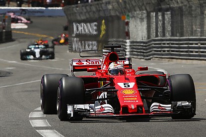 Lauda: "Vettel deve ritirarsi in un GP, altrimenti addio titolo"