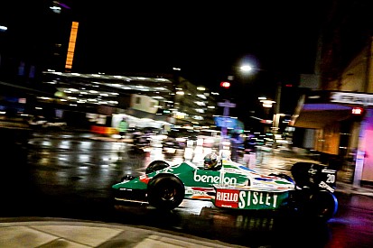 Konvoi mobil F1 pecahkan kesunyian malam jalan raya Adelaide