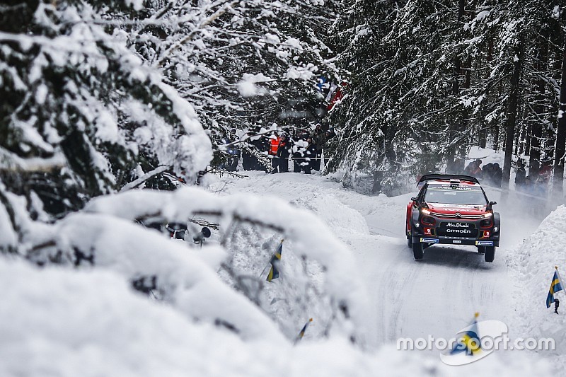 Videón, ahogy Tänak belerohan Meeke-be a Svéd Ralin