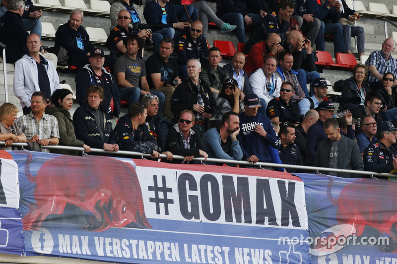 Een groep #GoMax Verstappen-supporters op de hoofdtribune