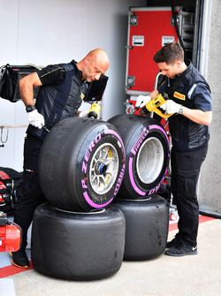 Pirelli-Techniker mit Reifen