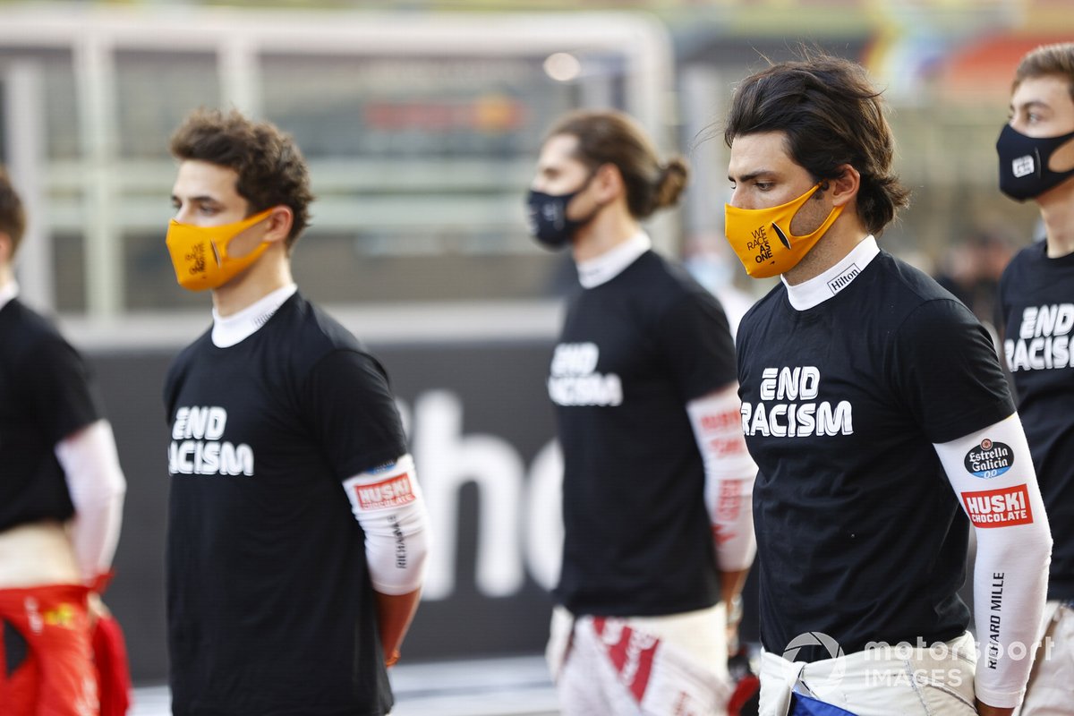 Lando Norris, McLaren, dan Carlos Sainz Jr., McLaren, di grid untuk lagu kebangsaan
