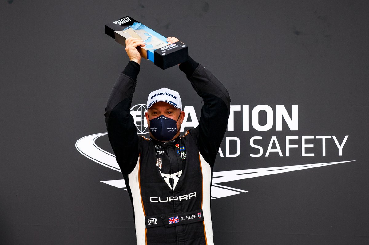 Rob Huff sur le podium après sa victoire.
