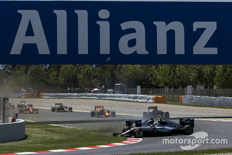 Lewis Hamilton, Mercedes AMG F1 W07 Hybrid y Nico Rosberg, Mercedes AMG F1 W07 Hybrid chocan en la primera vuelta de la carrera