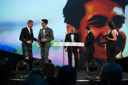 Christian Horner, Martin Brundle ve Enaam Ahmed, British Club Driver of the Year Award ödülünü alıyo