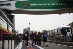 Ромен Грожан, Haas F1 Team, прогулюється трасою