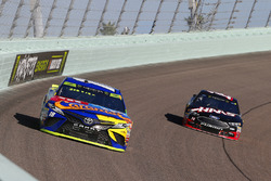 Kyle Busch, Joe Gibbs Racing Toyota, Clint Bowyer, Stewart-Haas Racing Ford