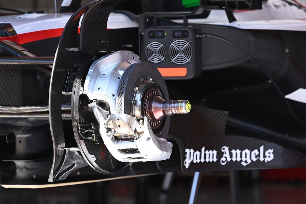 Haas VF-23 detalle del disco de freno delantero y el caliper