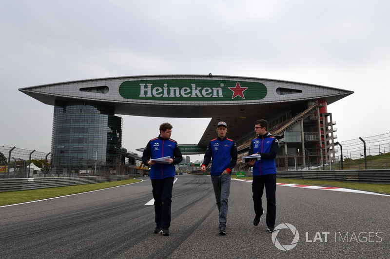 Брендон Хартлі, Scuderia Toro Rosso, йде треком