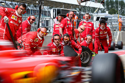 I meccanici Ferrari e Kimi Raikkonen, Ferrari SF70H effettuano un pitstop