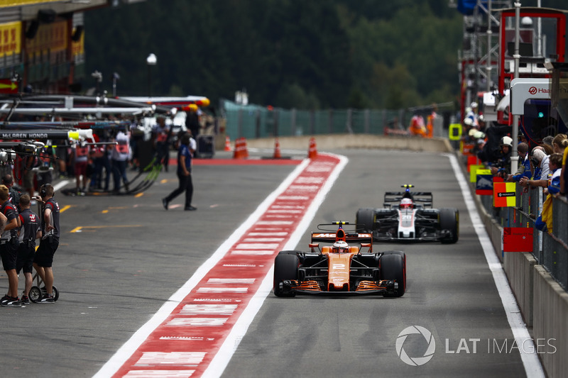 Stoffel Vandoorne, McLaren MCL32, Kevin Magnussen, Haas F1 Team VF-17