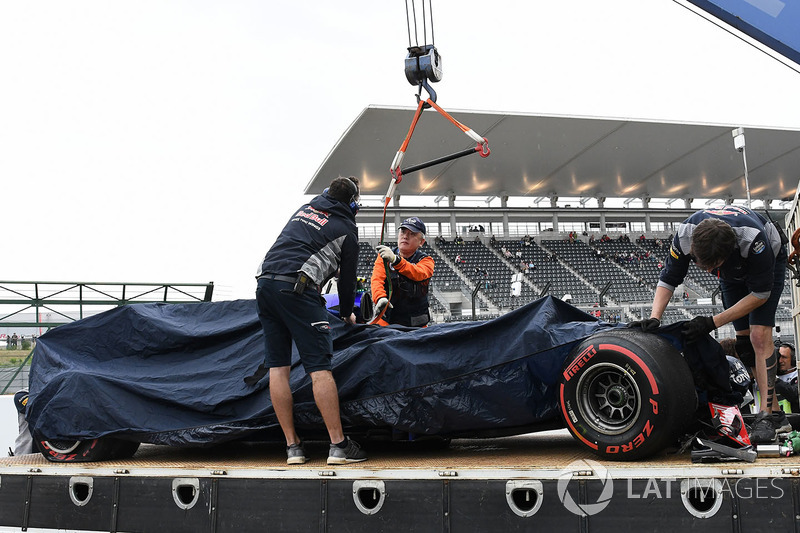 The crashed car of Carlos Sainz Jr., Scuderia Toro Rosso STR12 is recovered after FP1