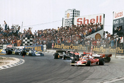Clay Regazzoni, Ferrari 312T2, James Hunt, McLaren M23 crash as Niki Lauda, Ferrari 312T2 continues