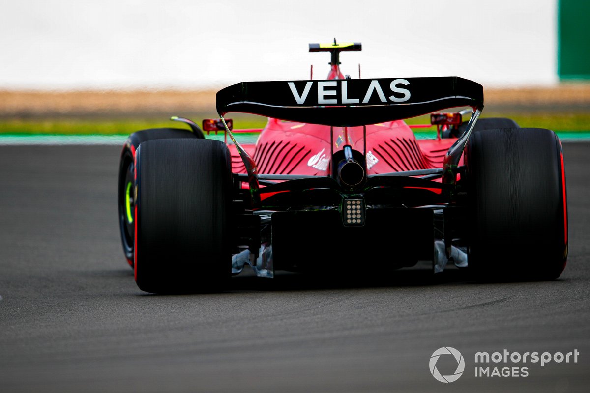 Carlos Sainz, Ferrari F1-75: Egzozu saran ve soğutmayı kolaylaştıran motor kapağı