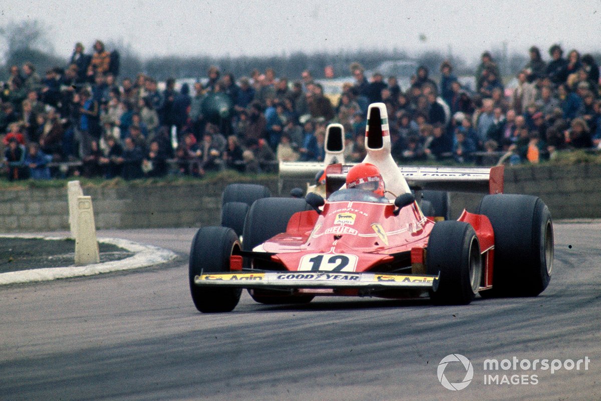 Niki Lauda Niki Lauda melesat di atas Ferrari 312T pada musim 1975. Tampak ia saat berada di depan Emerson Fittipaldi, McLaren M23.