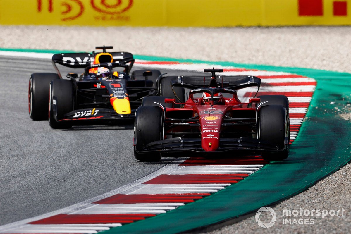 Макс Ферстаппен, Red Bull Racing RB18, преследует Шарля Леклера, Ferrari F1-75