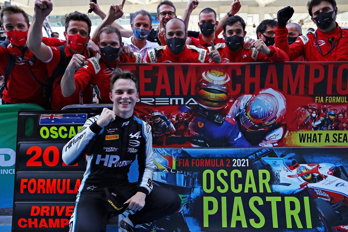 Oscar Piastri, Prema Racing, merayakan kesuksesan menjadi Juara formula 2 2021.