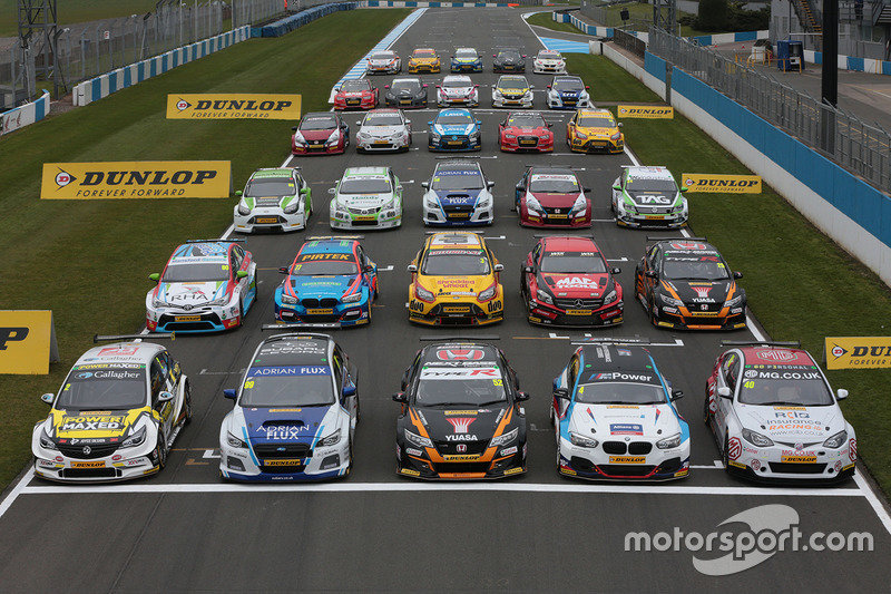 #6: Gruppenfoto mit Autos der BTCC-Saison 2017